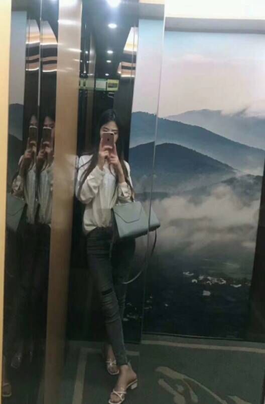 远比照片上年轻漂亮很多